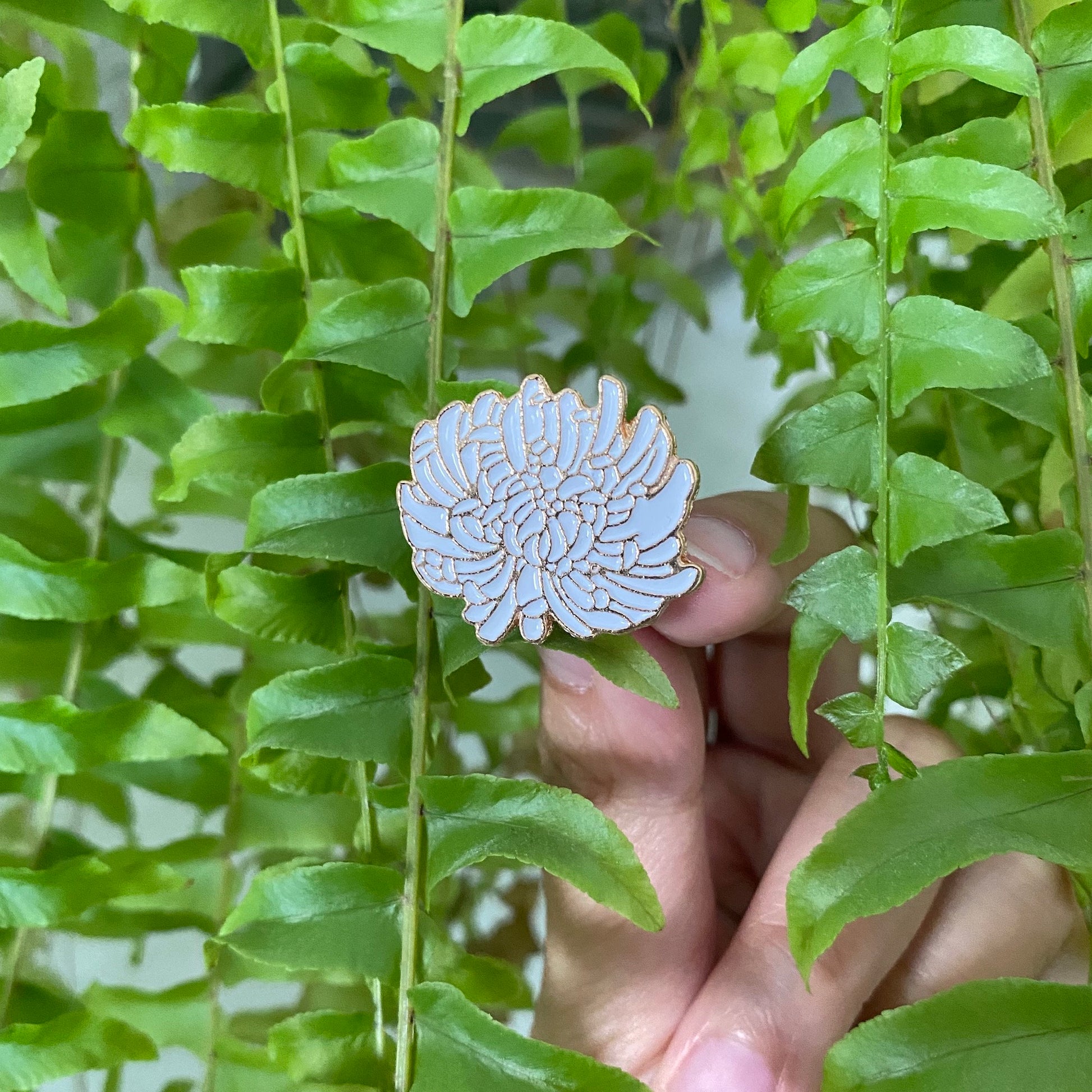 Ghost White Dahlia Enamel Pin - thehappypin