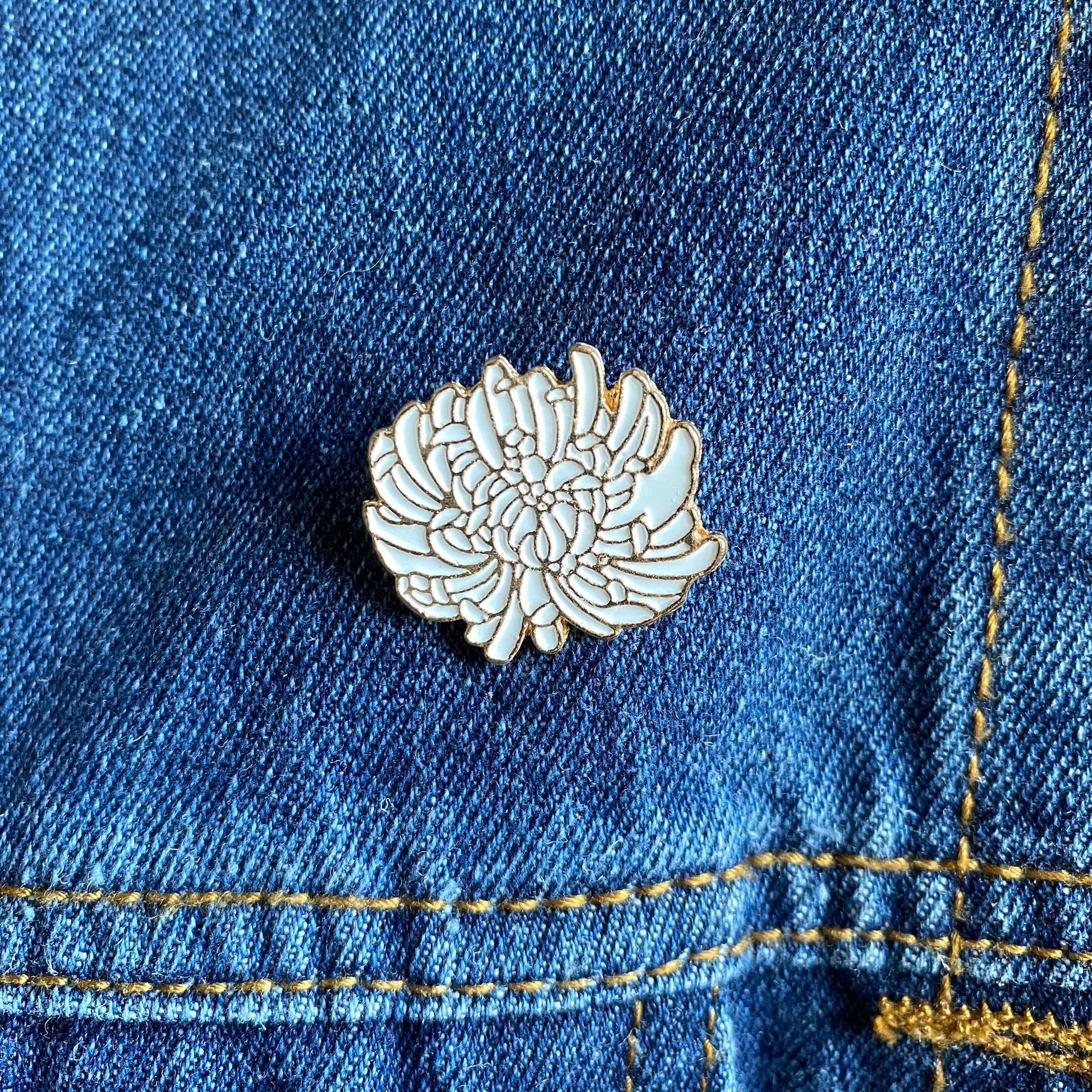 Ghost White Dahlia Enamel Pin - thehappypin