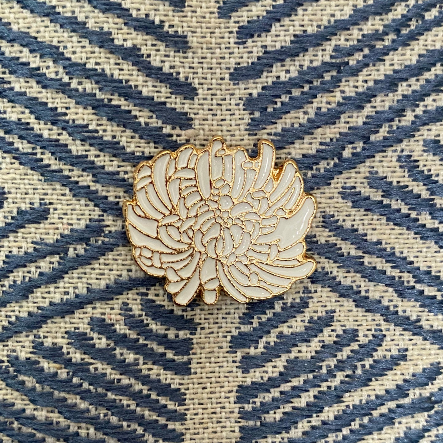 Ghost White Dahlia Enamel Pin - thehappypin