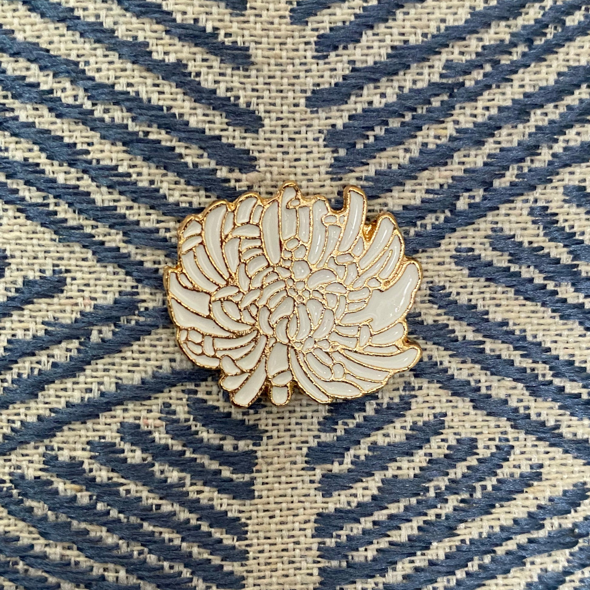 Ghost White Dahlia Enamel Pin - thehappypin