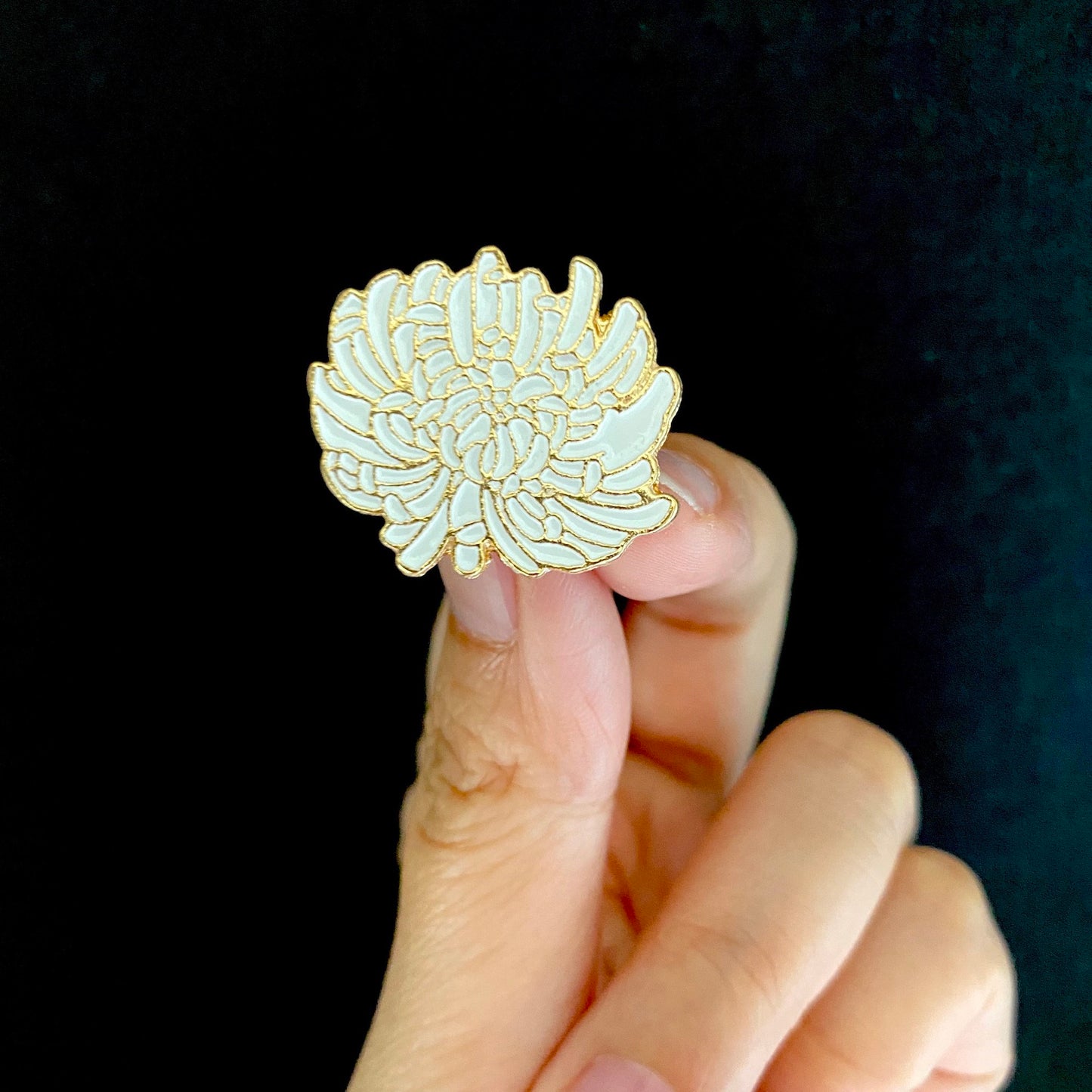 Ghost White Dahlia Enamel Pin - thehappypin